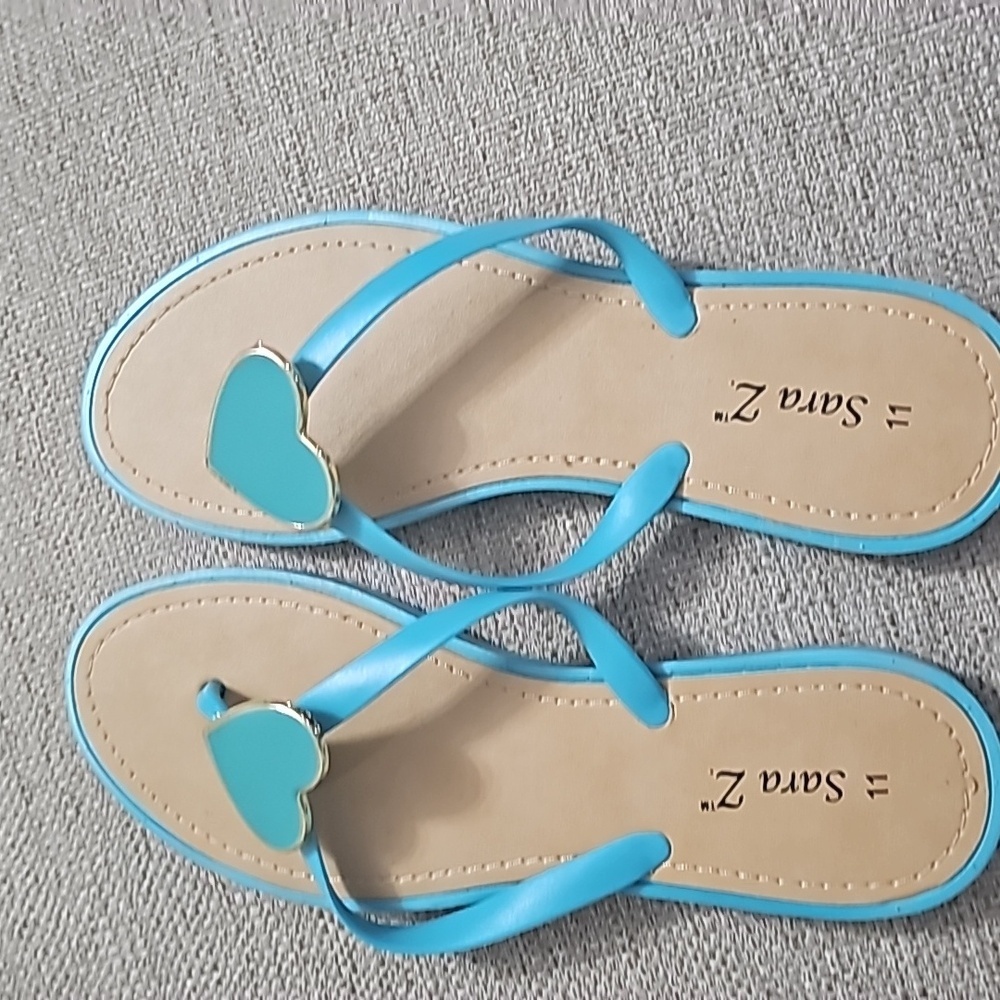 Sara Z PCU Flip Flops With Enamel Emerald Heart Ornament blue sz 11